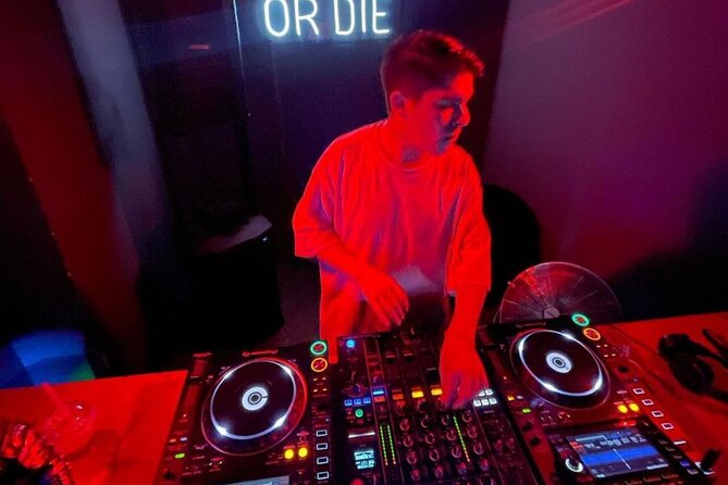 A night in Medellin with Rooftops and Nightclubs of El Poblado - Envy Rooftop: Live Singers and Shot Moments