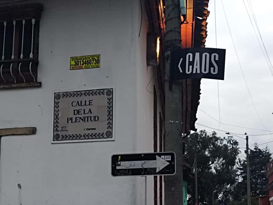 Anti tour Medellin - Parque de las Luces and the modern center: reading replacement in plain sight