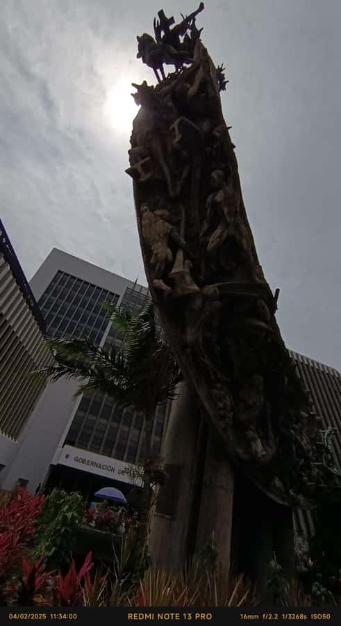 Anti tour Medellin - El Hueco and Palacio Nacional: when everyday noise meets old authority