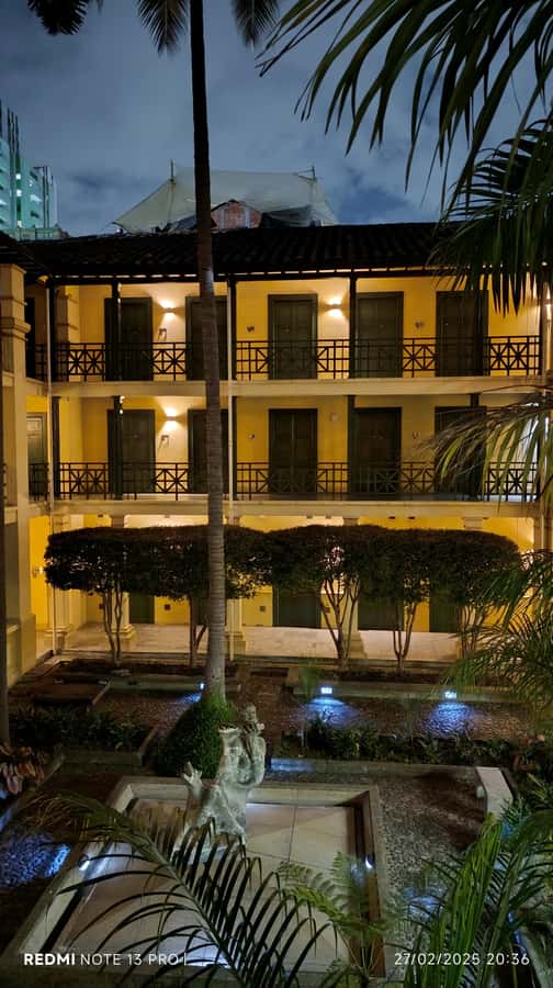 Anti tour Medellin - La Playa Avenue and Casa de la Memoria: reflecting without rushing
