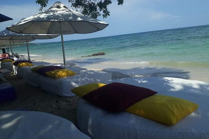 Banana Beach on the white beach of Baru - Isla Baru boat transfer: a short coast ride that sets the tone
