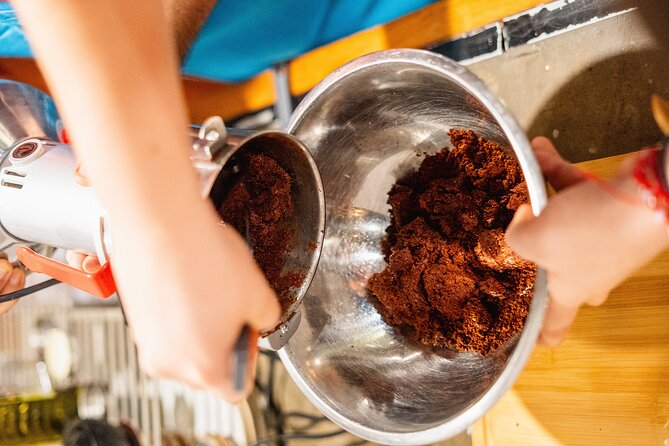Bean to Bar Chocolate Making Experience - by Lunático Experience - Wine pairing with red and white: a practical way to notice flavor shifts