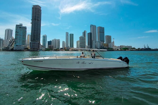 Boat rental for the Rosario Islands up to 15 people. - A private charter for up to 15 people: the real value