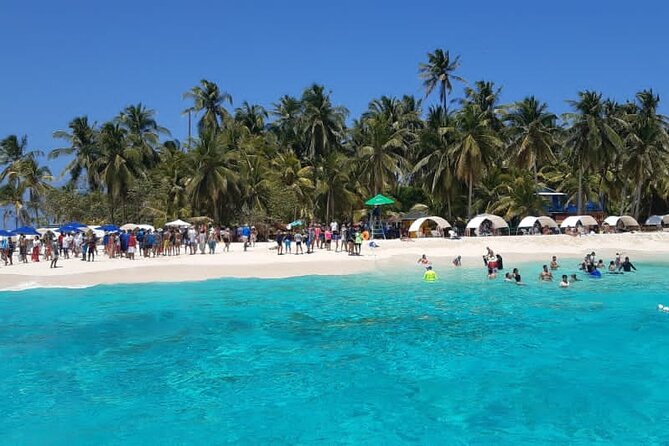 Boat Tour to Johnny Cay & Aquarium in San Andres Island - Stop One: Cayo Rocoso (Rocky Cay) for a Rocky-Heart Beach Break
