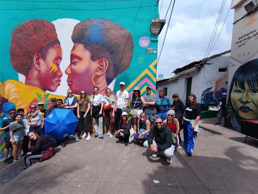 Bogotá: Graffiti Tour el mejor recorrido de arte urbano - Graffiti in Bogotá is more than decoration