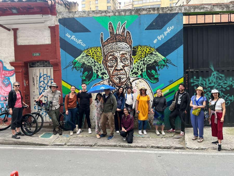 Bogotá: Graffiti Tour el mejor recorrido de arte urbano - Stops and route moments, explained without the guesswork