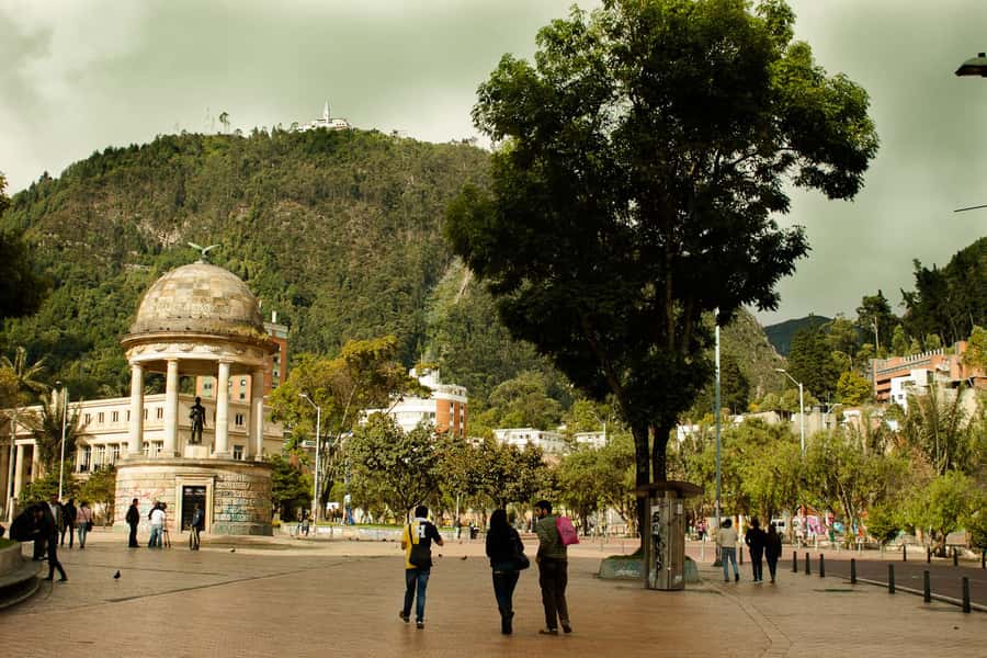 Bogotá: Grand City Tour with Monserrate, Usaquén and Lunch - La Candelaria cobblestones and 400 years of history