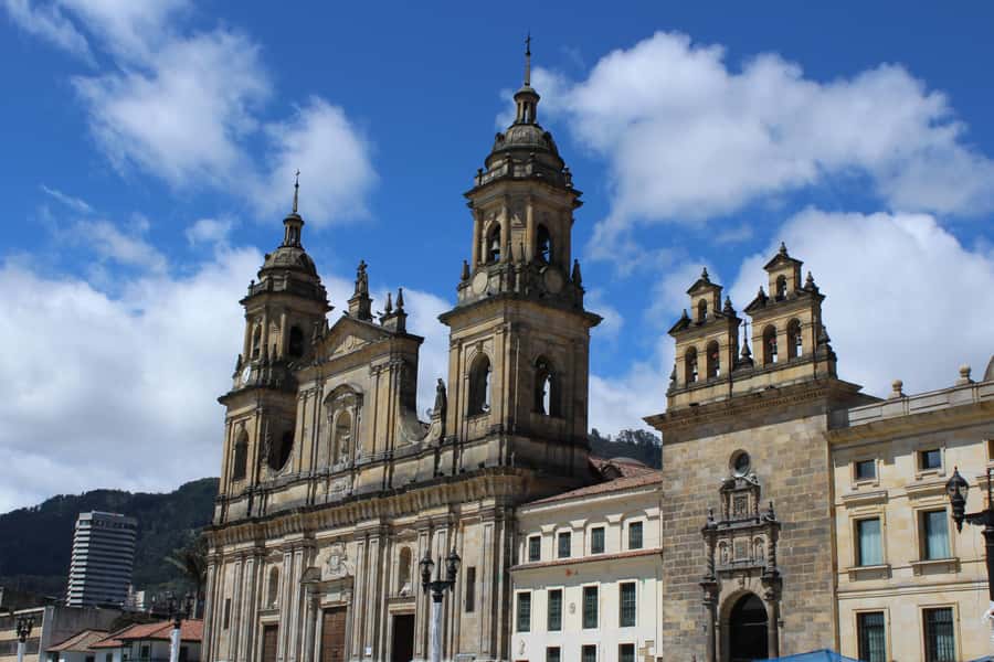 Bogotá: Private Candelaria Walking Tour and Gold Museum - Plaza de Bolivar and government buildings: where the country shows itself