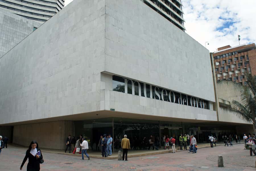 Bogotá: Private Candelaria Walking Tour and Gold Museum - La Candelaria on foot: how the neighborhood earns its reputation