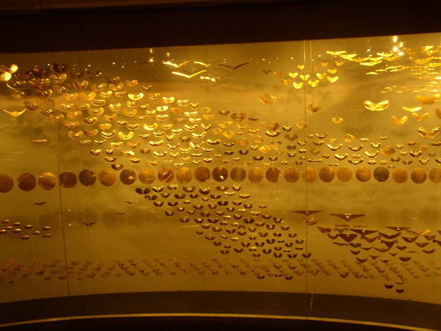 Bogotá: Private Candelaria Walking Tour and Gold Museum - Inside the Gold Museum: 34,000 pieces and the Chamber of the golden offering