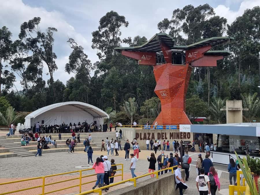 Bogotá: Salt Cathedral & Lake Guatavitá Tour with Lunch - Guatavitá town sights: Independence Square, colonial houses, and the old church