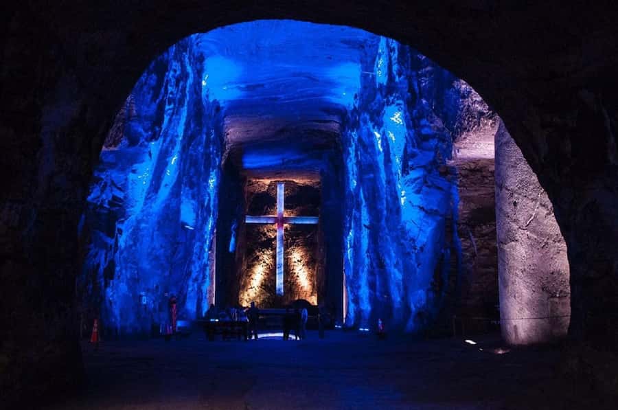 Bogotá: Salt Cathedral & Lake Guatavitá Tour with Lunch - Pickup, countryside timing, and what your day feels like