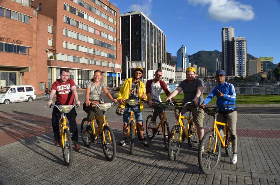 Bogotá: Shared Bike Tour - Chorro de Quevedo Plaza to La Candelaria’s founding layer