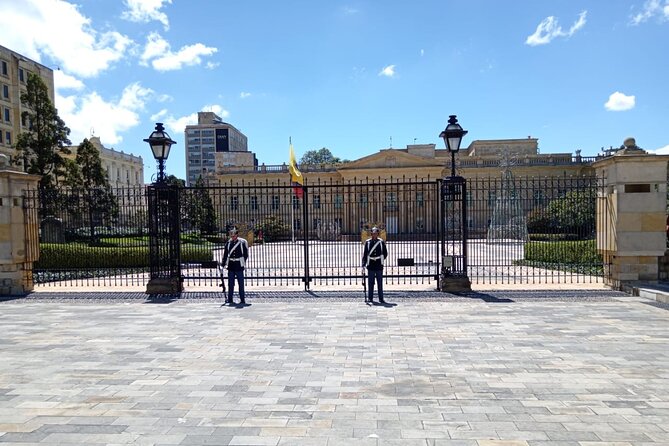 Bogota Tour, Monserrate, Museums and Local Art with Transportation - El Septimazo: street performers in the middle of the day