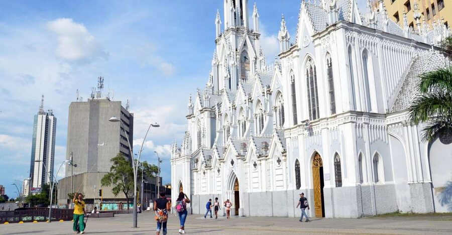 Cali: Two hours walking Cali City discovery tour - Bulevar del Río and Iglesia La Ermita: a breather for views and pacing