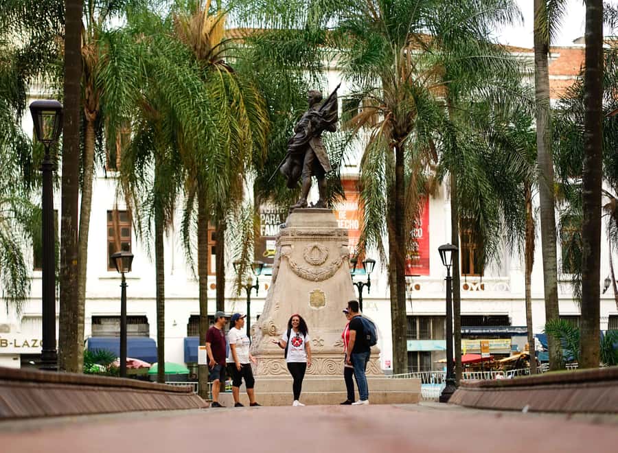 Cali: Walking tour of the historic center - Juggling history with real street life, thanks to a bilingual guide