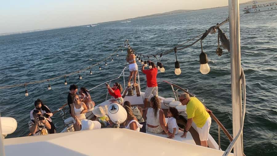 Cartagena: 4-course Culinary Experience aboard a catamaran - Cartagena Bay by catamaran: what the 150 minutes feel like