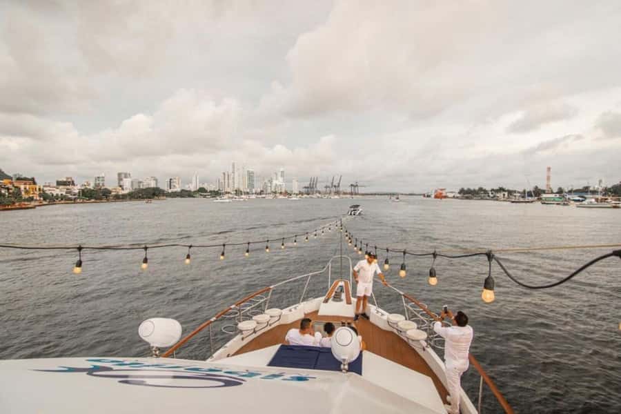 Cartagena: 4-course Culinary Experience aboard a catamaran - Muelle de la Bodeguita meeting point: start here, then go straight to night views