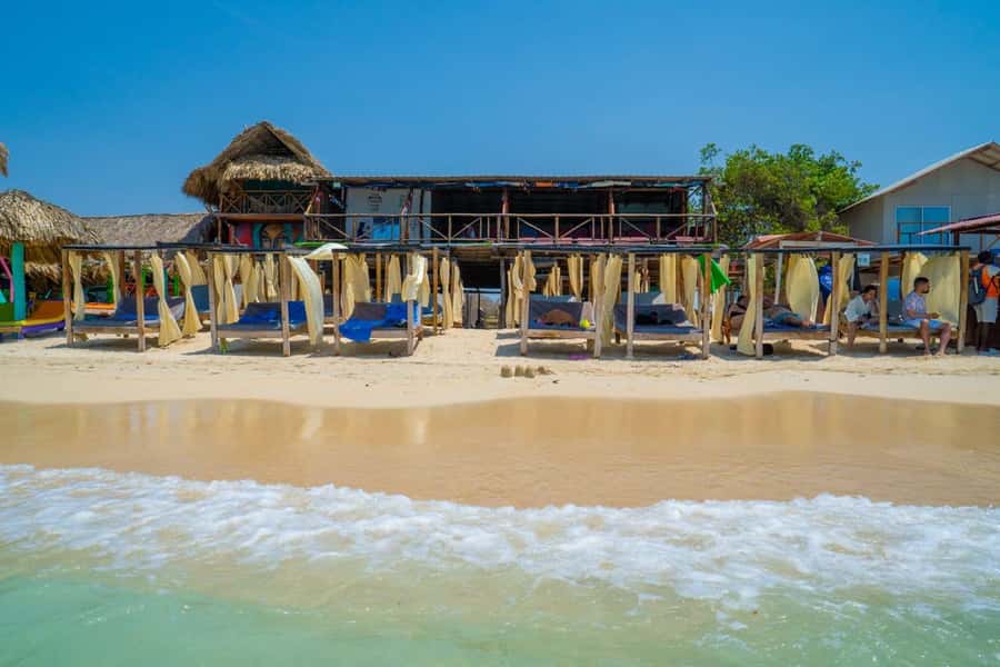 CARTAGENA: 4 islands by sport boat +oceanarium tickets - Private island downtime, then Cholon Fiesta Island for the music lovers
