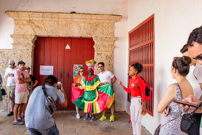 Cartagena Antigua & Barrio Getsemani group with audio system - Where the tour starts: Plaza Santo Domingo and the city’s first clues