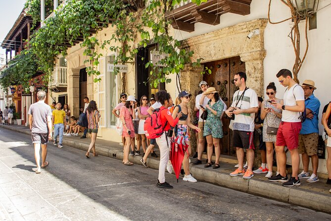 Cartagena Antigua & Barrio Getsemani group with audio system - Plaza Santo Domingo to Biblioteca Bartolomé Calvo: setting the mood in the walled city
