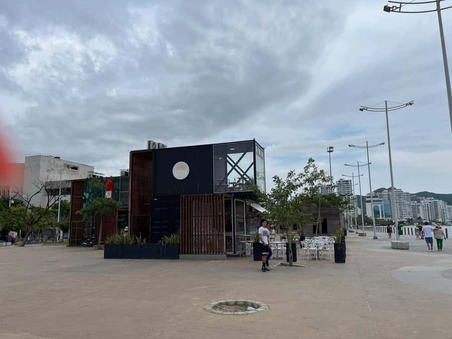 Cartagena: Barranquilla and Santa Marta BILINGUAL GUIDE - Shakira statue, Pibe Valderrama, and Letras Barranquilla photo time