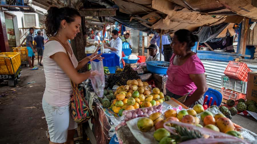 Cartagena Bazurto Market: Authentic Food & Culture Tour - Shopping time and the included souvenirs (plus how to avoid feeling rushed)