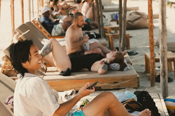 Cartagena Beach Club - Vendors, beach life, and the one reality check about ants