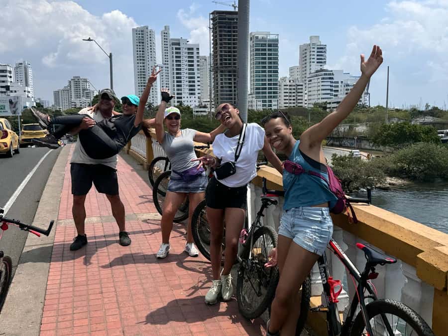 CARTAGENA: BIKE RIDE WITH LUNCH AT BOURDAIN'S FAVORITE SPOT - Meeting at Edificio Luna del Mar: the start that keeps things simple