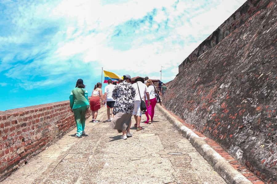 Cartagena: BILINGUAL CITY TOUR San Felipe Castle & Old city - Who This Tour Fits Best
