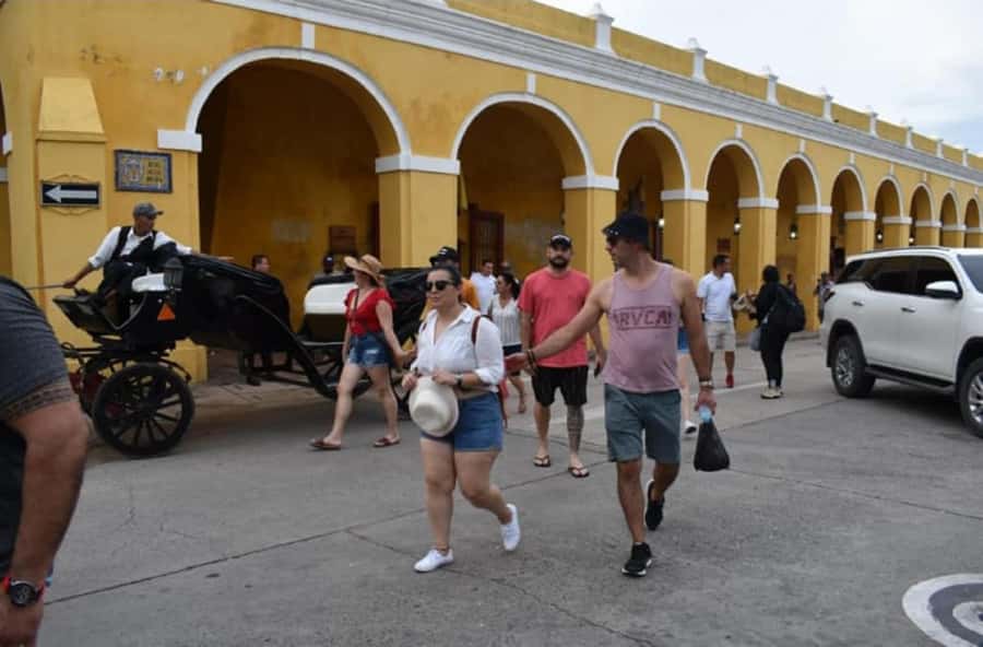 Cartagena: BILINGUAL CITY TOUR San Felipe Castle & Old city - Entering Castillo de San Felipe de Barajas, With a Real Choice