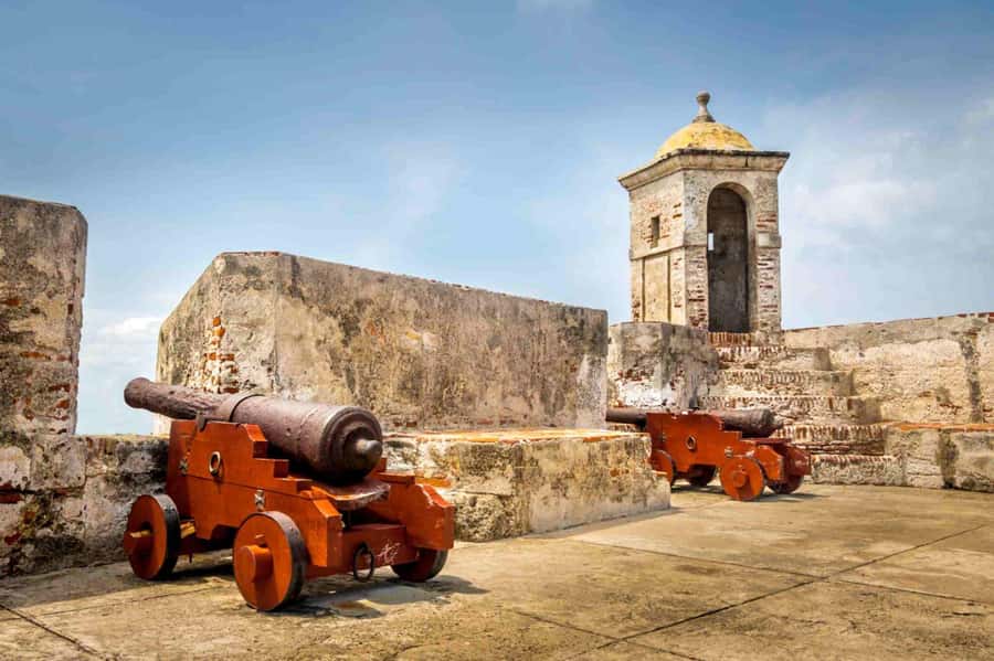 Cartagena: BILINGUAL CITYTOUR + SAN FELIPE CASTLE & Old city - Chiva bus tour first, history walk second