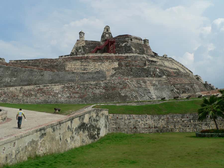 Cartagena: BILINGUAL CITYTOUR + SAN FELIPE CASTLE & Old city - Ending at Cartagena letters, the Malecón, and Bahía de las Ánimas