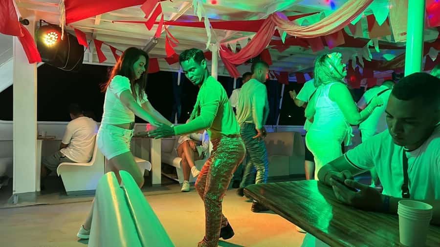 Cartagena: Buffet & party night,cocktails sailing in the bay - Drinks, alcohol rules, and how to plan your night smartly