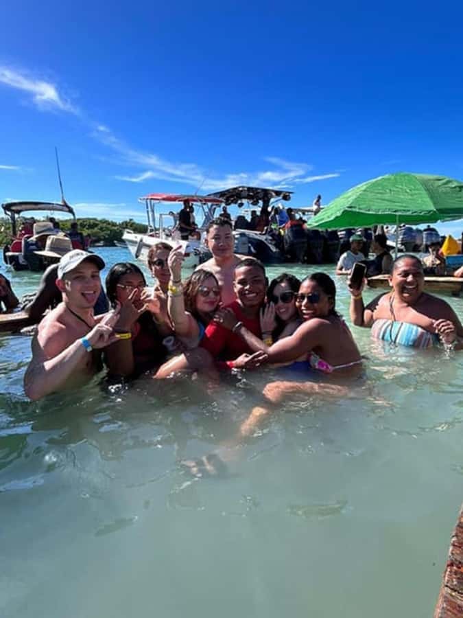 Cartagena: CHOLON & BARU with lunch - The guide is Spanish: plan for that reality