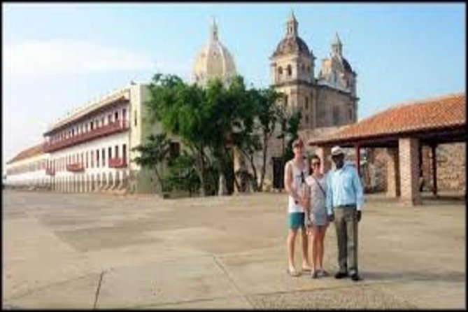 Cartagena City Tour - Stop 4: Plaza de San Pedro Claver, church facade and street life