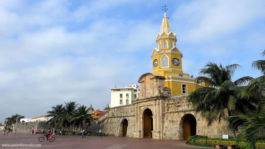 Cartagena: CITY TOUR OVERVIEW of the city Boots castle chiva - Bocagrande to Castillo Grande: panoramic sea views and the big statue stop
