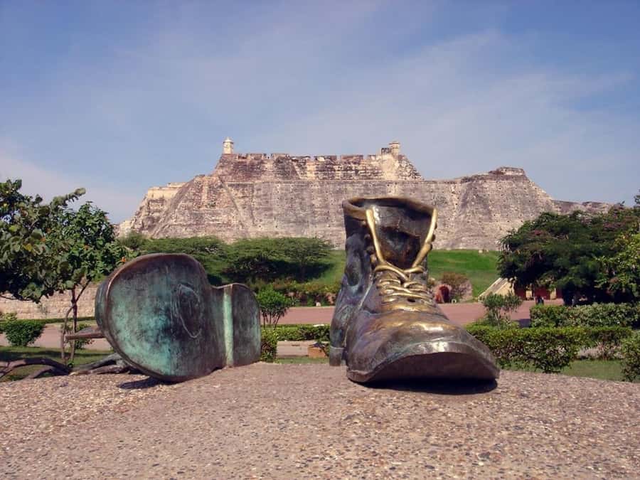 Cartagena: CITY TOUR OVERVIEW of the city Boots castle chiva - Zapatos Viejos: a fun break that also teaches you where you are