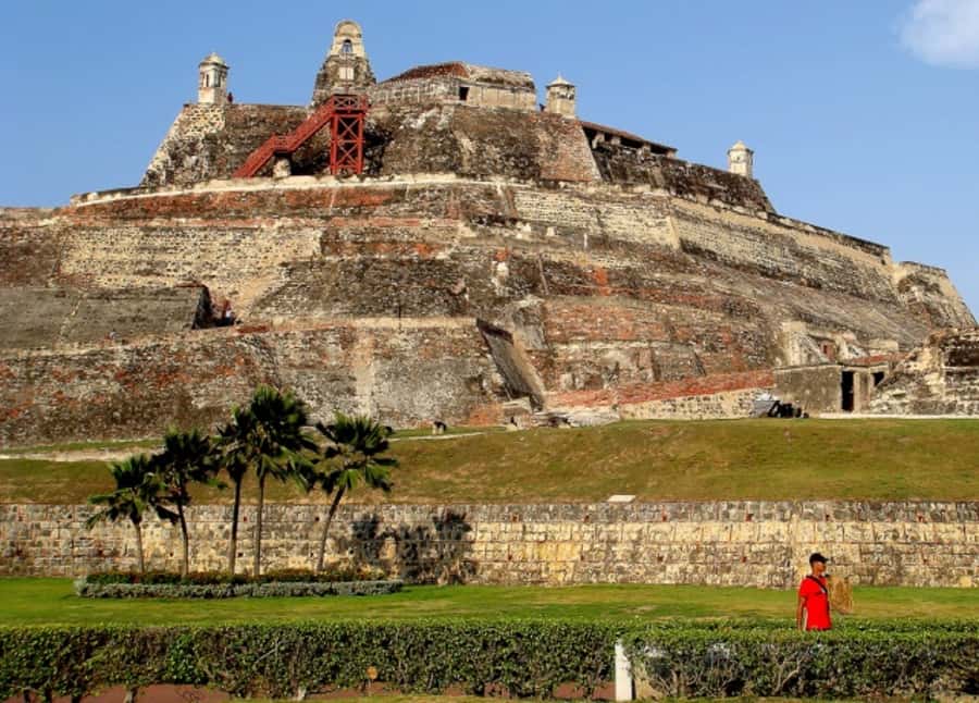 Cartagena City Tour with San Felipe Castle & Old Town Walk - Plaza de Bolívar: Colonial Calm and Landmark Buildings