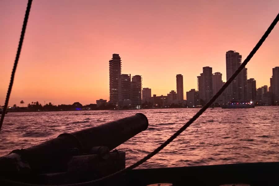 Cartagena, CO: Sunset Skyline Pirate Boat Tour with Drinks - Key takeaways before you go