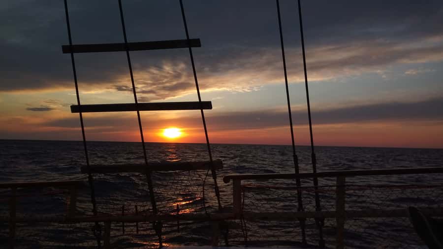 Cartagena, CO: Sunset Skyline Pirate Boat Tour with Drinks - What the 90 minutes feels like in real life