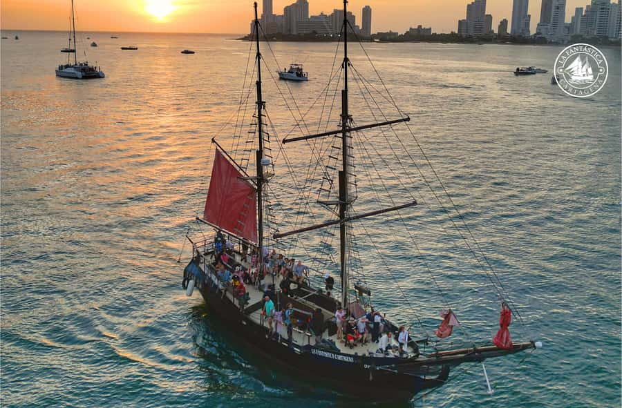 Cartagena, CO: Sunset Skyline Pirate Boat Tour with Drinks - Boarding La Fantastica: ship size, crew energy, and onboard extras