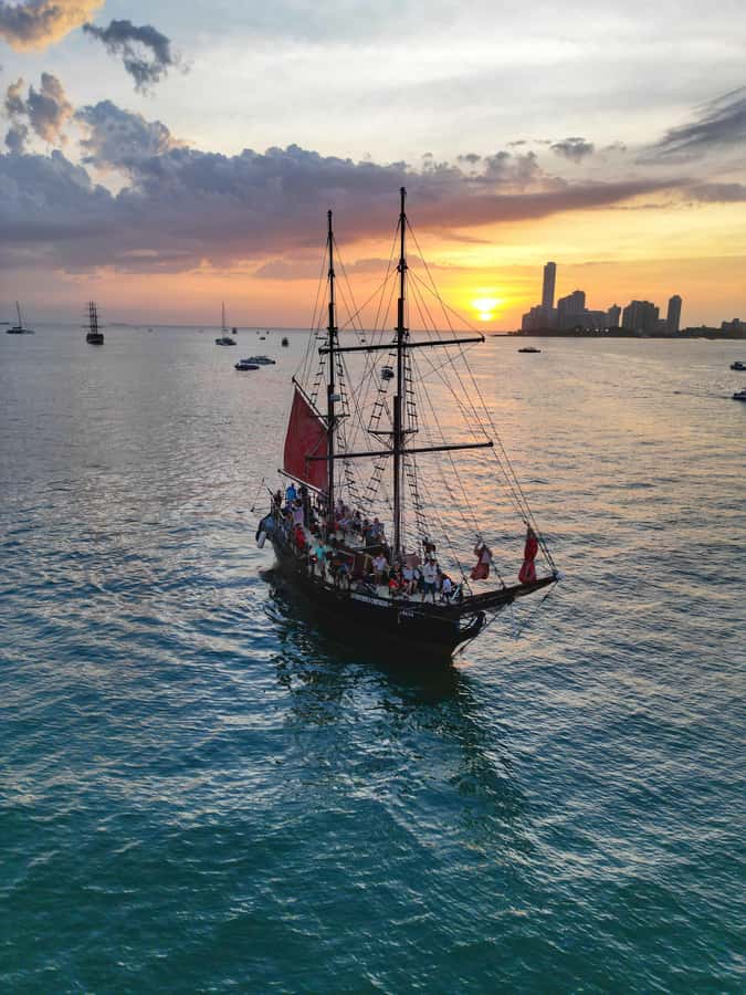 Cartagena, CO: Sunset Skyline Pirate Boat Tour with Drinks - Sunset viewing: when to be on deck for the best colors