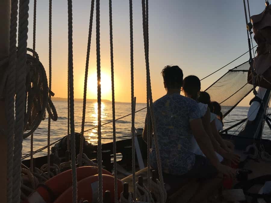 Cartagena, CO: Sunset Skyline Pirate Boat Tour with Drinks - Pegasus Pier timing: what “board by 5:00” means for your evening