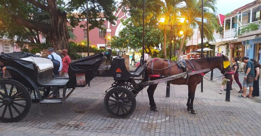 Cartagena: COLLONIAL HORSE DRAWN CARRIAGE by THE OLD CITY - Why a colonial carriage makes sense in Cartagena