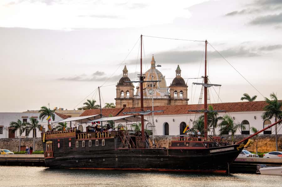 Cartagena: Complete Tour "San Felipe Castle, Popa and Getsemaní". - Bocagrande and Laguito: modern Cartagena views from the bus