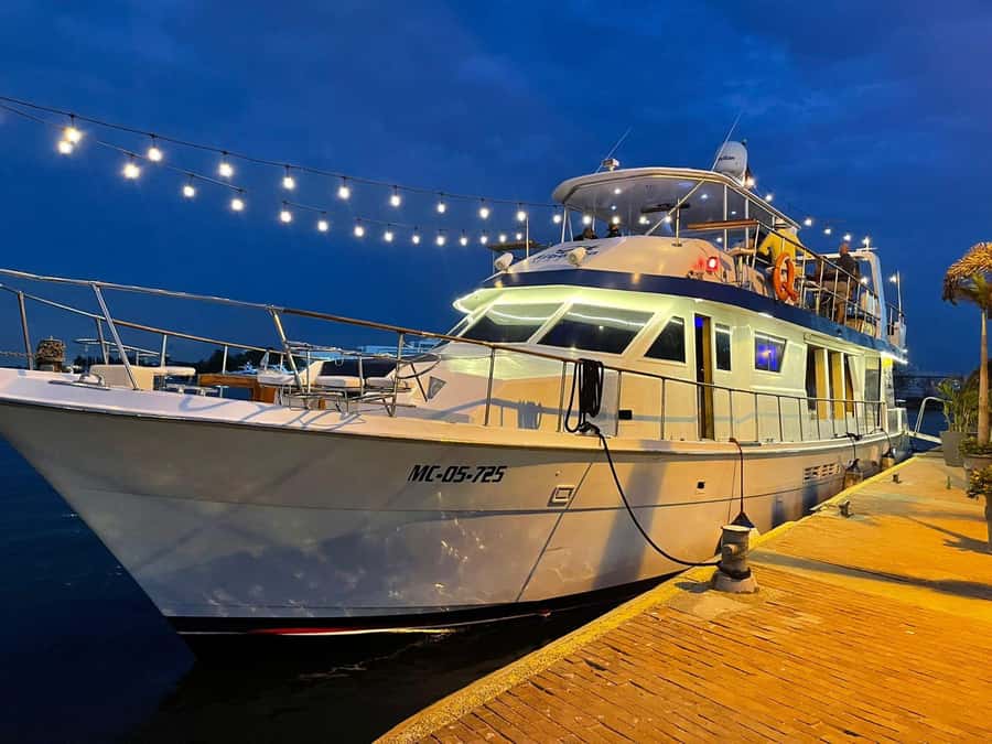 Cartagena: Cruise by the Bay with Dinner and Wine - FAQ