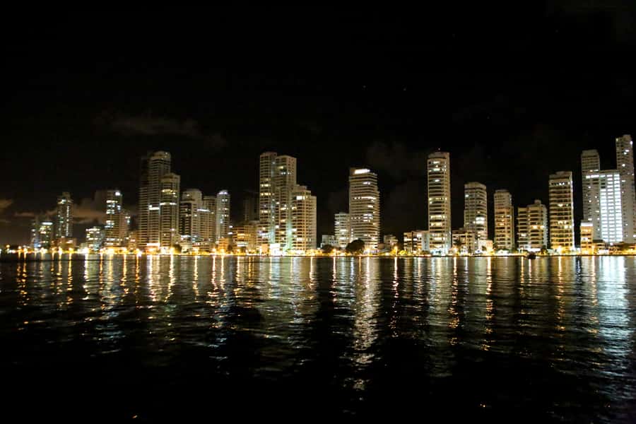 Cartagena: Cruise by the Bay with Dinner and Wine - Dinner on a Yacht: What the 3 or 4 Courses Feel Like