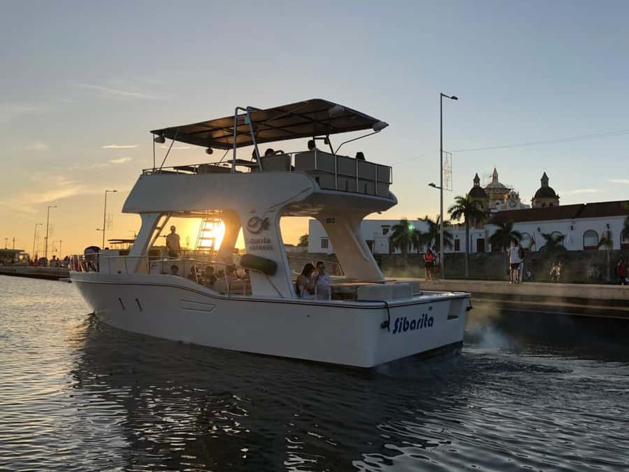 Cartagena: Cruise by the Bay with Dinner and Wine - The 7:00 PM Departure: Where You Board and How to Get a Good Seat