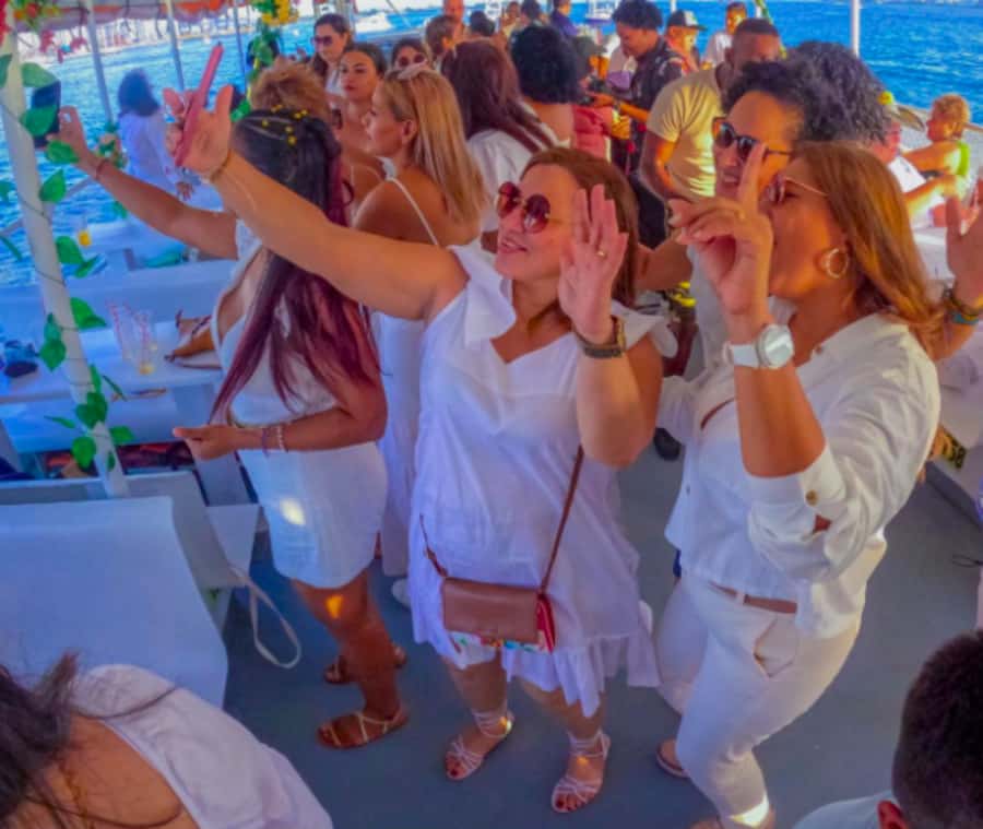 Cartagena de Indias: Sunset Cruise Open Bar with Dance Show - Manga and Bocagrande from the water: why the route matters